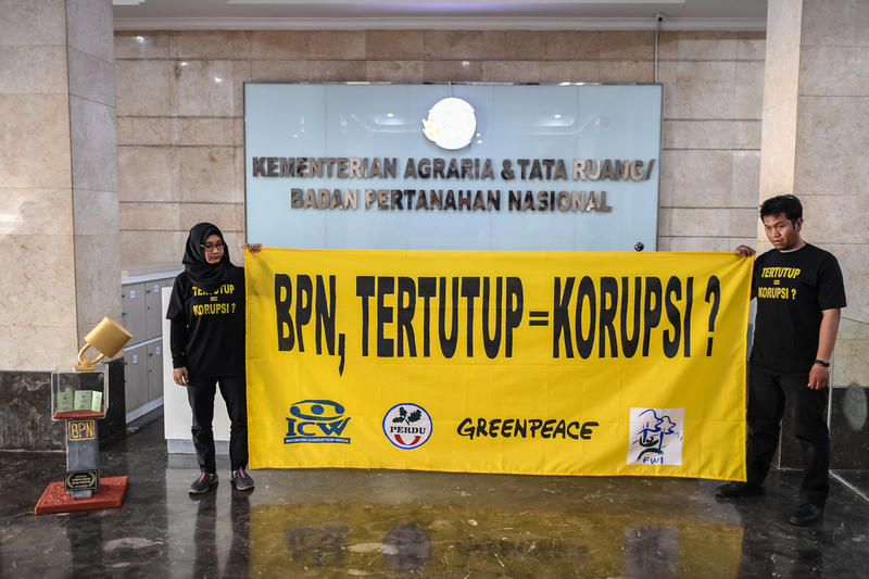 Setahun Lebih Pemerintah Mengabaikan Putusan Mahkamah Agung, Koalisi Masyarakat Sipil Menganugerahkan Trofi kepada ATR/BPN sebagai Lembaga yang Tidak Transparan