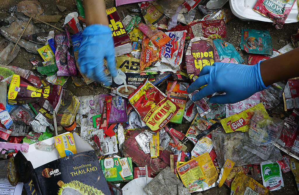 Brand Audit at Ciakpundung River, Bandung. © Djuli Pamungkas / Greenpeace Brand Audit at Ciakpundung River, Bandung. © Djuli Pamungkas / Greenpeace