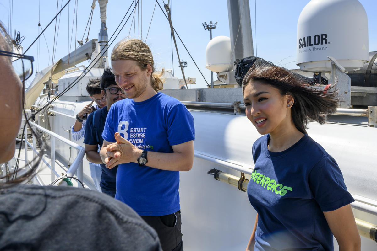 Nadine Lustre during Open Boat Day in Manila. © Noel Guevara / Greenpeace