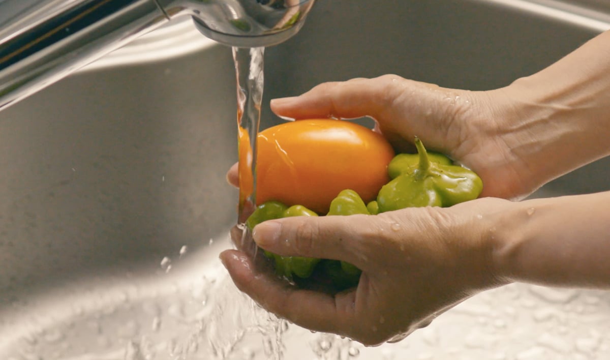 Washing Vegetables from Ecological Farm in Tokyo. © Greenpeace